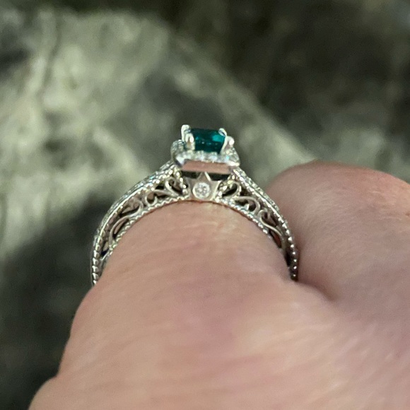Verragio Venetian size 6.25 with .5 ct emerald - Picture 2 of 4